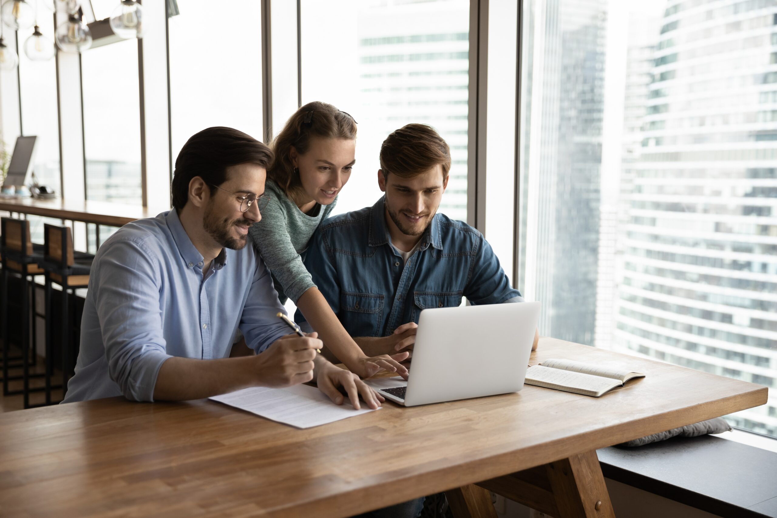 Creative,Business,Team,Sharing,Laptop,In,Office,,Watching,Startup,Presentation,